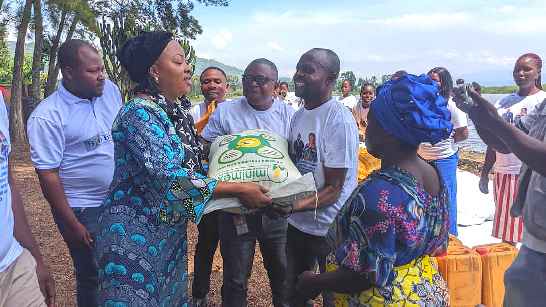 Masisi : Prisca Luanda et Jacquemain Shabani représenté par Lwambo Mupfuni, assistent 60 familles de Bweremana touchées par le naufrage du bateau MERDI