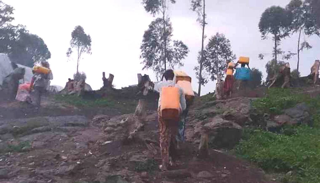 Goma : urgence à Mugunga, des déplacés contraints d'aller puiser de l'eau jusqu'à Mubambiro 1 Compress_20241231_074458_8296