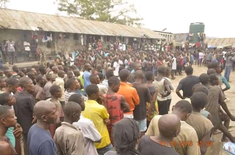 RDC : un jeune homme tue son père et un voisin à coups de couteau avant d'être lynché par la population au Congo Central 1 1736880019275
