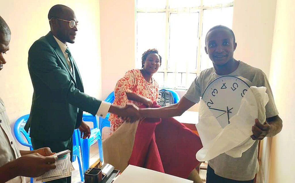 Masisi : Socrate Ben Emakasi offre des dons symboliques au bureau du CAPLK 2 Compress_20250105_082159_9596