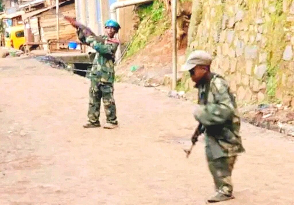 Sud-Kivu : des enfants manipulant des armes abandonnées suscitent des inquiétudes à Bukavu 1 Compress_20250215_215528_8224