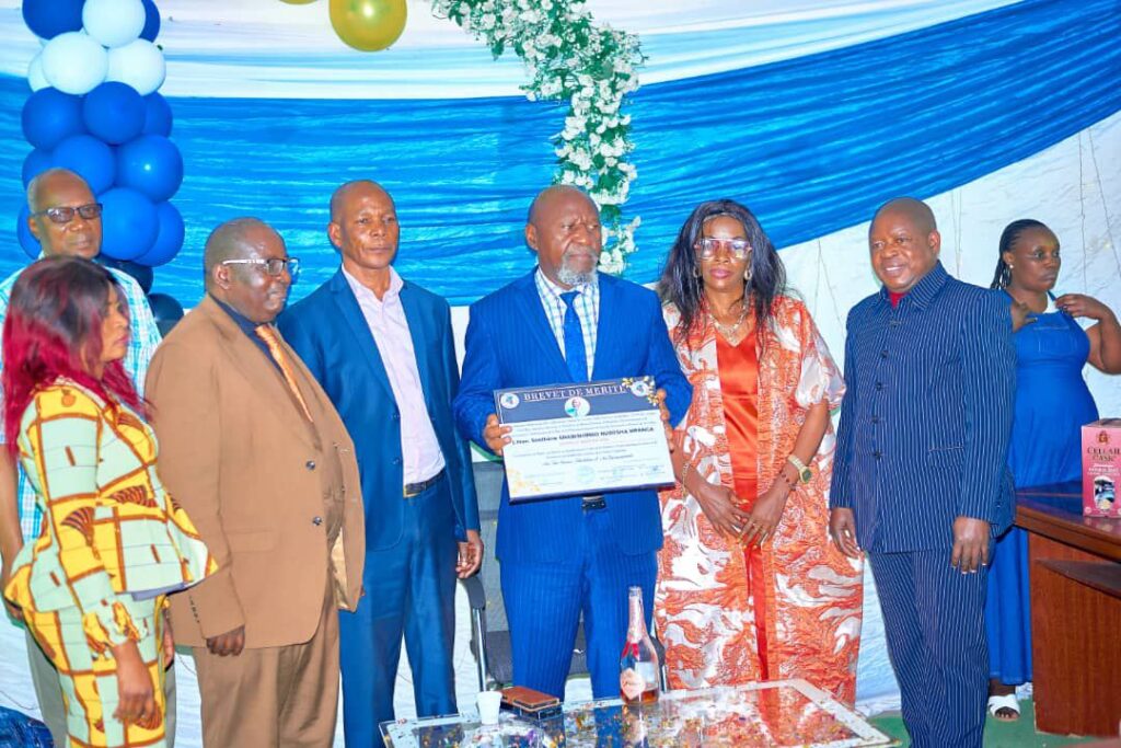 Nord-Kivu : L’Inspecteur Sosthène Shabishimbo honoré par 52 organisations de la société civile pour son engagement en faveur de l’éducation et de la paix 10 img 20250724 wa01203273702181190584368