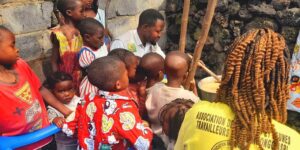 Nord-Kivu : l’AEJTN célèbre la Journée mondiale de l’aide humanitaire en offrant de la bouillie nutritive aux enfants vulnérables de Nyiragongo 5 img 20250820 0732358764797204246431669