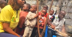 Nord-Kivu : l’AEJTN célèbre la Journée mondiale de l’aide humanitaire en offrant de la bouillie nutritive aux enfants vulnérables de Nyiragongo 4 img 20250820 0732574491905778708743676